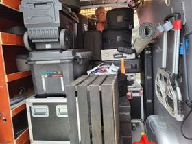 Alle spullen worden zaterdagmorgen uit de auto gehaald.