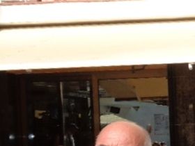 Peter en Janny en Klaas en Gertrüd vieren hun trouwdag. Het is ook Liesbeth en Mirjams trouwdag maar die komen vanavond in Spanje aan.